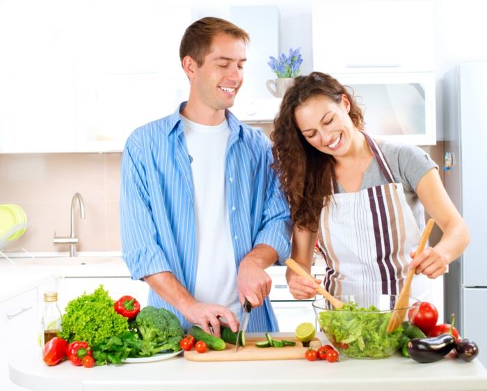 υγιεινό φαγητό που μαγειρεύει μαζί άνδρας και γυναίκα
