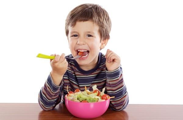 υγιεινή διατροφή παιδιά το παιδί τρώει σαλάτα