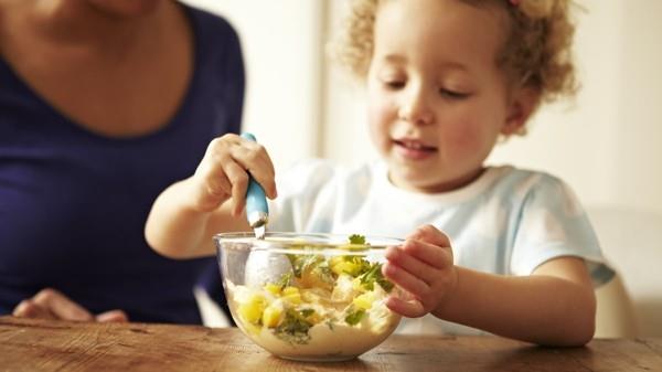 υγιεινά τρόφιμα παιδιά παιδιά κάνει σαλάτα