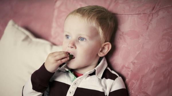 υγιεινά τρόφιμα παιδιά που βλέπουν τηλεόραση