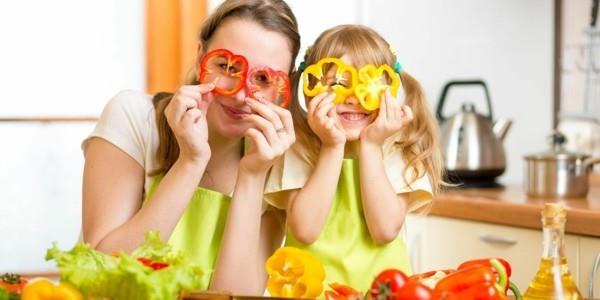 υγιεινά τρόφιμα παιδιά μητέρα και παιδιά με κομμάτια λαχανικών