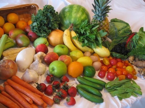 υγιεινή διατροφή παιδικό τραπέζι γεμάτο λαχανικά