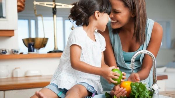 υγιεινά τρόφιμα τα παιδιά πλένουν λαχανικά