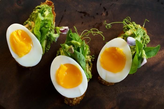 ιδέες για υγιεινό πρωινό τοστ αβοκάντο με βραστά αυγά