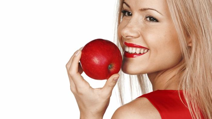 υγιεινό δέρμα τροφή μήλο κόκκινο κραγιόν κόκκινο φόρεμα ξανθά μαλλιά