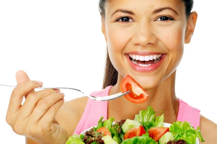 υγιεινή τροφή φρέσκες σαλάτες τρώγοντας υγιεινά τρόφιμα