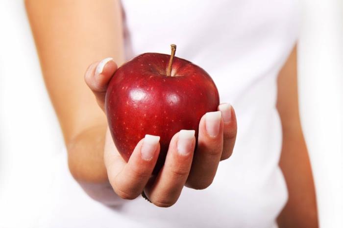 υγιή νύχια σωστά τρώγοντας φρούτα μήλα