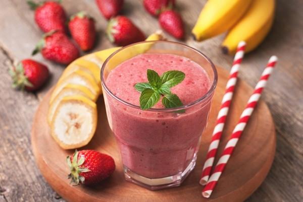 υγιεινό smoothie φράουλες μπανάνας φρεσκοκομμένες σε ένα ποτήρι