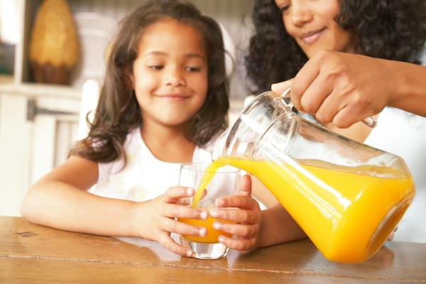 υγιή σώματα παιδιά ταΐζουν χυμό