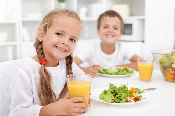 παιδιά υγιούς σώματος τρώνε σαλάτα πίνουν χυμό