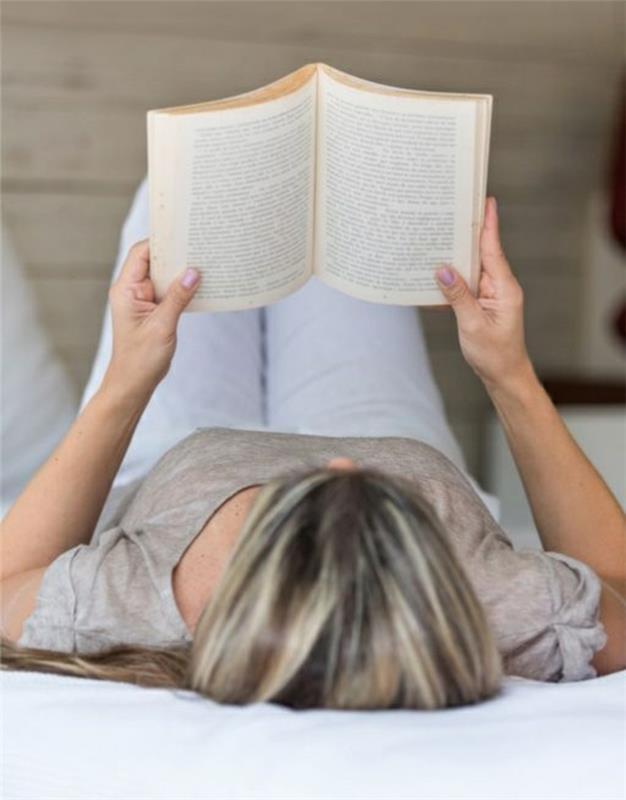 υγιεινός τρόπος ζωής διαβάστε βιβλίο χαλαρώνοντας στο σπίτι