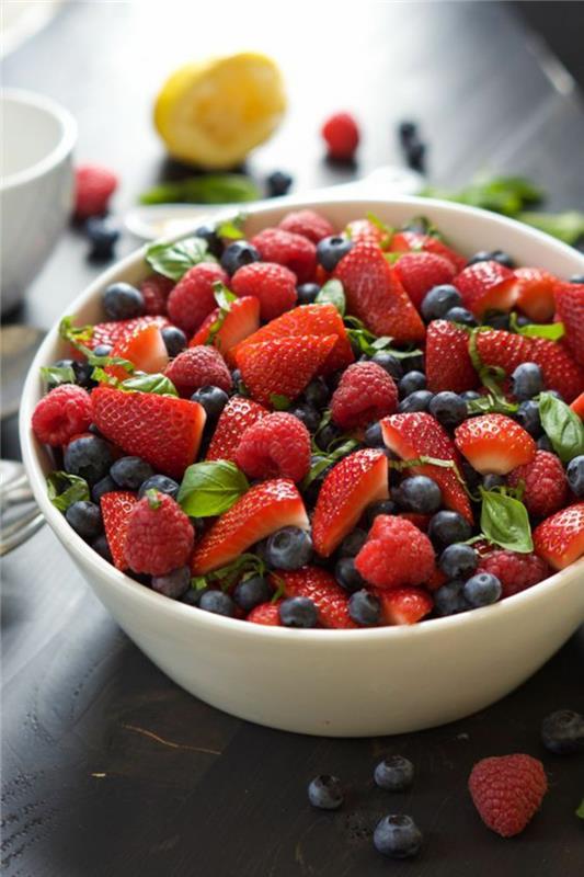 υγιεινή διατροφή φρουτοσαλάτα υγιεινή διατροφή φράουλες