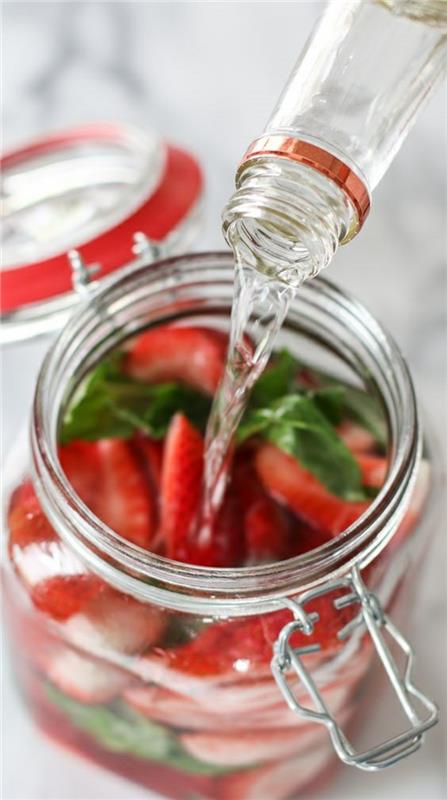 υγιεινή διατροφή δροσιστικό καλοκαίρι πίνει νερό με φράουλες