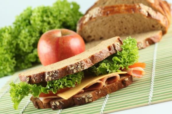 υγιεινά σάντουιτς ψωμιού με ψωμί σίκαλης