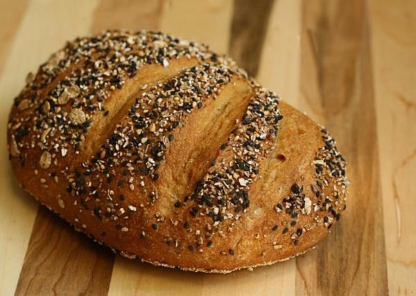 Bήστε μόνο σας υγιεινό ψωμί ψωμί σίκαλης με σπόρους