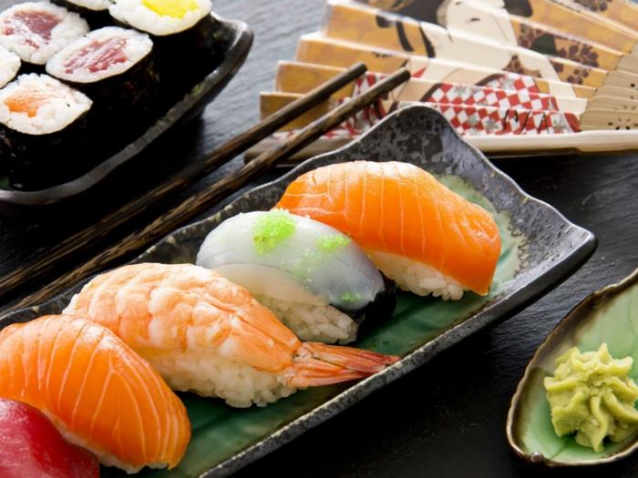 υγιεινό φαγητό brunch ιαπωνικές σπεσιαλιτέ σούσι σολομός ψάρια ρυζιού