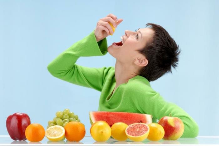 υγιεινή διατροφή τρώγοντας φρούτα παιδιά ενήλικες