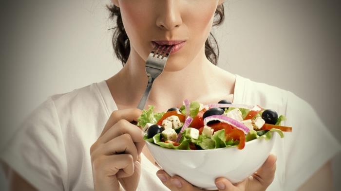 υγιεινή διατροφή φρέσκα λαχανικά τυρί ελιές σαλάτα ισορροπημένη διατροφή
