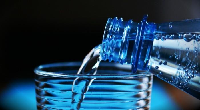 υγιεινή διατροφή πίνετε αρκετό νερό ενώ βρίσκεστε σε διακοπές