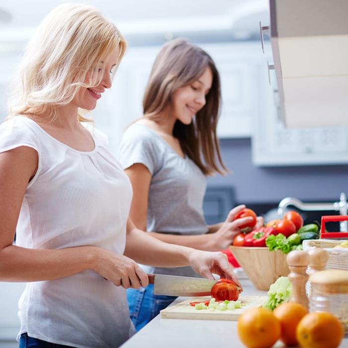 υγιεινή διατροφή υγιές σώμα που προετοιμάζει φαγητό