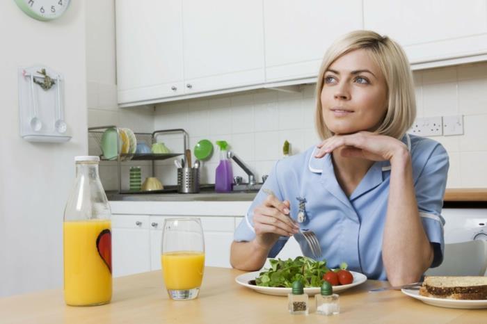 υγιεινή διατροφή υγιεινό σώμα συμβουλές γυναίκα κουζίνα
