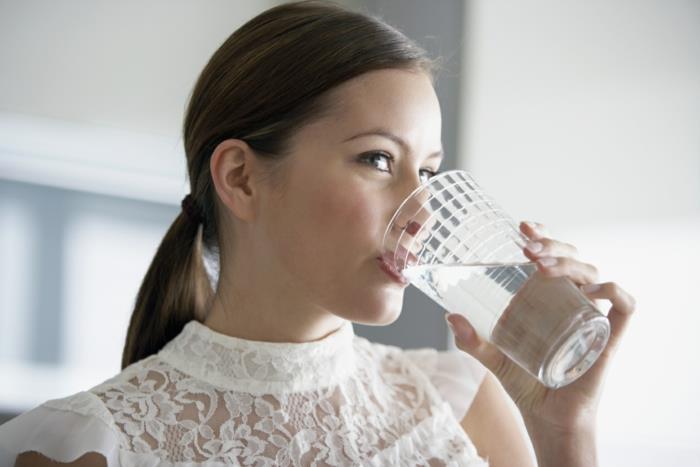 υγιεινό φαγητό ποτό νερό πείνα μπερδεύουν τη δίψα