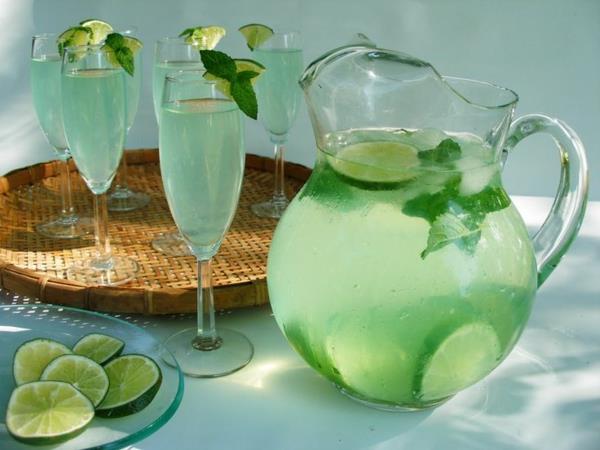 υγιεινό νερό με αναζωογονητικά ποτά από λάιμ και μέντα