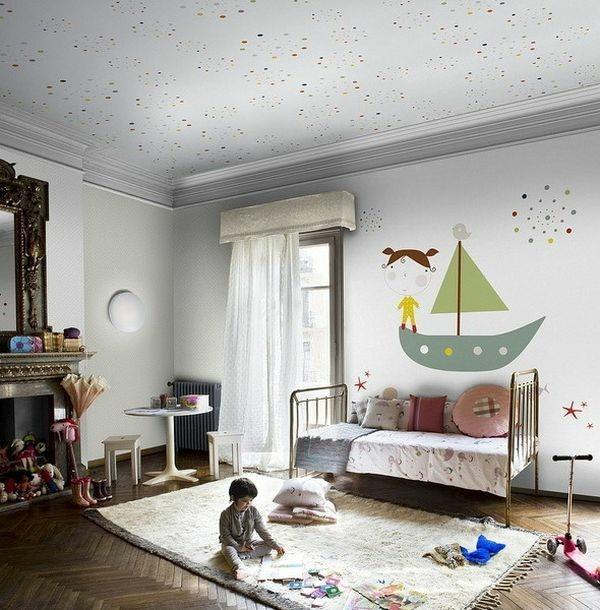 παιδικό δωμάτιο με κηλιδωτή οροφή