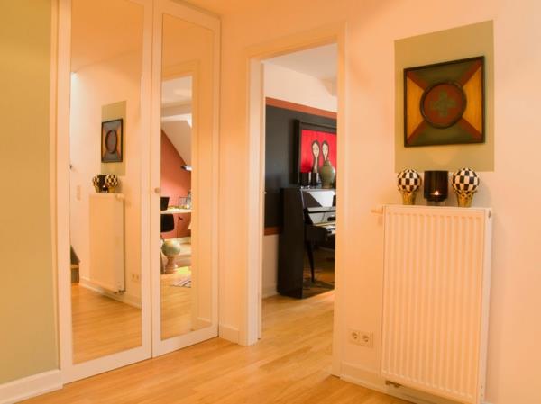 Τολμηρή διακόσμηση για ρετιρέ διαμέρισμα με καθρέφτη ντουλάπα σε λευκό χρώμα