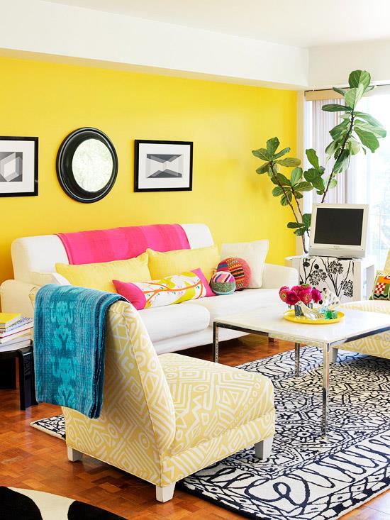 τολμηρό σχέδιο χρωμάτων για το σαλόνι σας που τονώνει το κίτρινο του λεμονιού με το υπέροχο ροζ