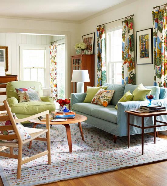 τολμηρά σχέδια χρωμάτων για το σαλόνι σας πολύχρωμες κουρτίνες και μαξιλάρια