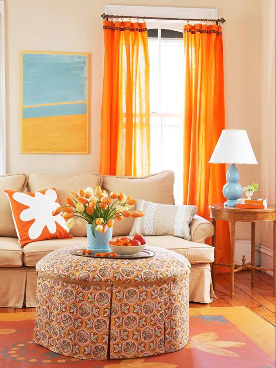 τολμηρό σχέδιο χρωμάτων στο σαλόνι φωτεινές πορτοκαλί κουρτίνες