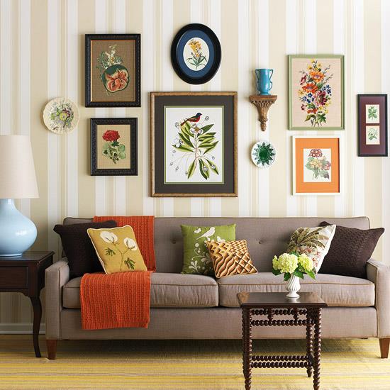 Τολμηρό σχέδιο χρωμάτων για το σαλόνι σας, πλαισιωμένο από κέντημα
