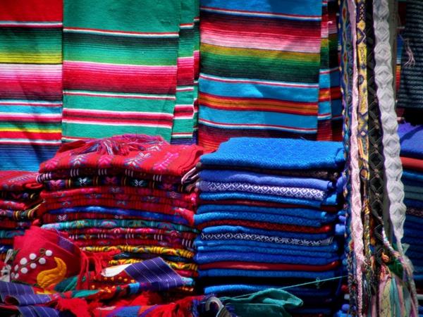 υφαντά έργα τέχνης από χρώματα που προκαλούν το Μεξικό