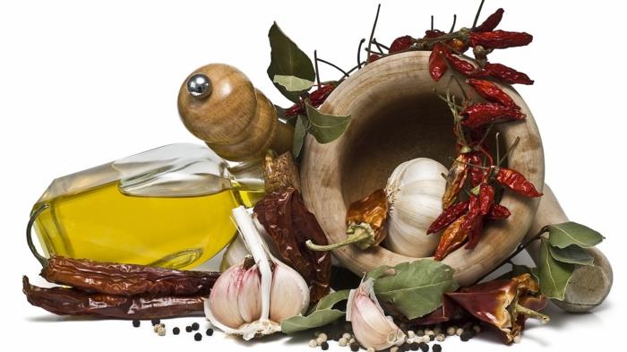 μπαχαρικά online υγιεινό μαγείρεμα μεσογειακή κουζίνα σκόρδο δάφνη ελαιόλαδο
