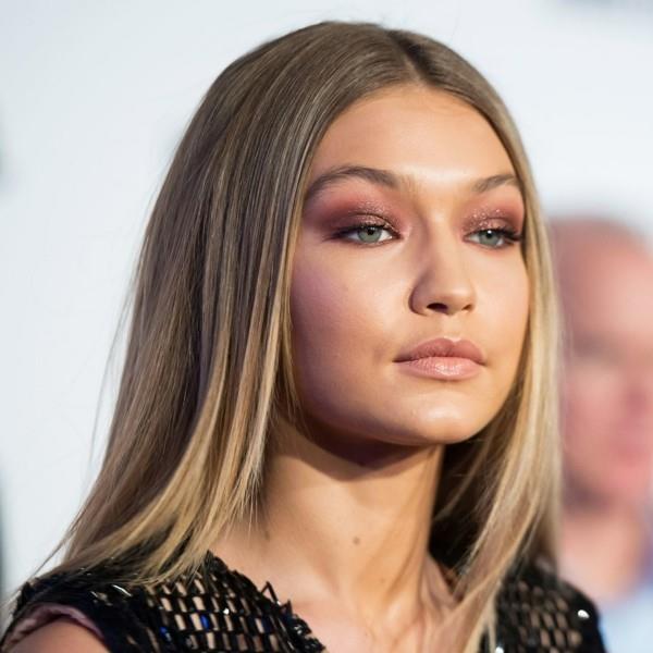 gigi hadid μπορντό καπνιστά μάτια