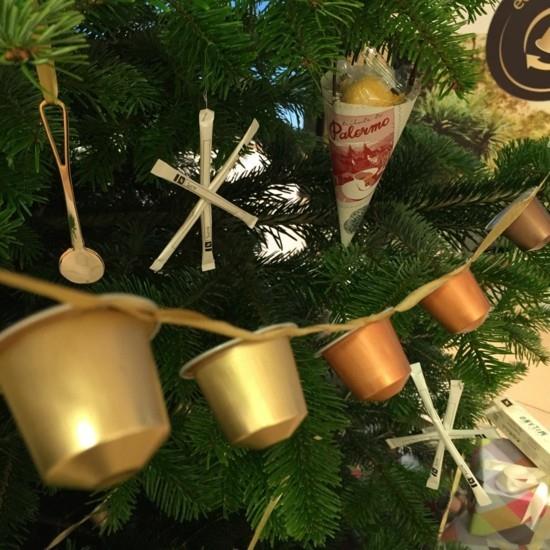 Tinker γιρλάντα ως χριστουγεννιάτικη διακόσμηση με κάψουλες καφέ