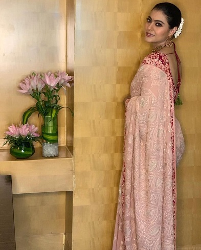 Pembe Saree içinde Kajol