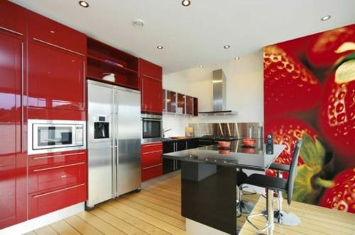 λαμπερά ντουλάπια κουζίνας κόκκινο ταπετσαρία με θέμα φράουλα ξύλινο δάπεδο