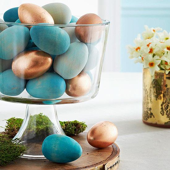 γυαλί μπλε μπρούτζινο μπολ πασχαλινά αυγά ιδέα βρύα ιδέα πιατέλα ξύλου