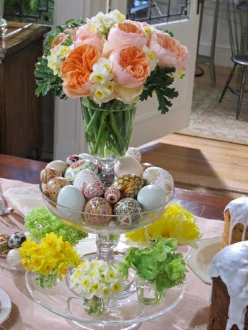 ποτήρι πασχαλινά αυγά κάτοχος αυγών λουλούδια άνοιξη φρέσκια διακόσμηση τραπεζιού