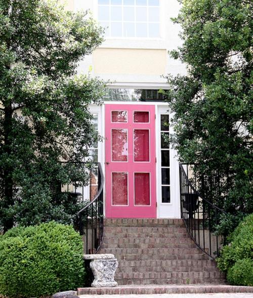 γυάλινη μπροστινή ροζ πόρτα φυτά βήματα δέντρα αστική δημιουργική ροζ μπροστινή πόρτα σχεδιασμού