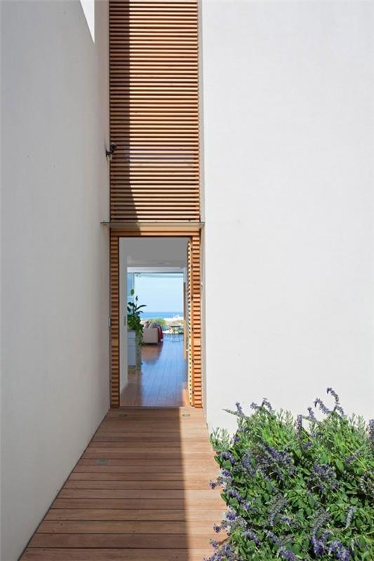 γυάλινη πόρτα σε ξύλινο μοντέρνο σχεδιασμό πρόσοψης