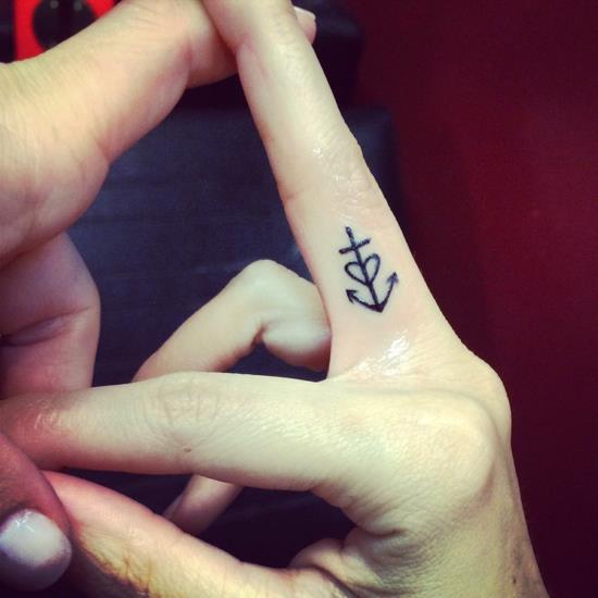 πίστη αγάπη ελπίδα τατουάζ δάχτυλο τατουάζ