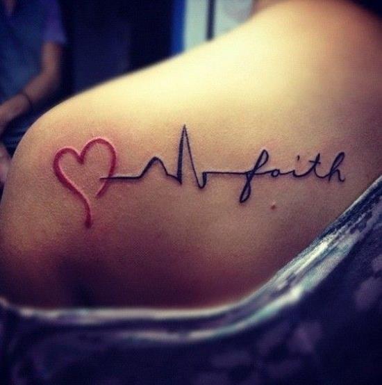 πιστεύω αγάπη ελπίδα τατουάζ γράμματα ώμο
