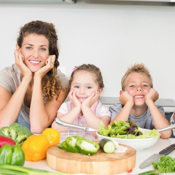 ευτυχισμένη οικογένεια παιδιά με υγιεινή διατροφή