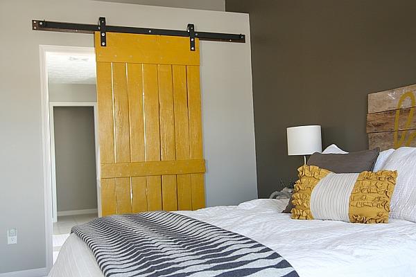 χτίστε συρόμενες πόρτες μόνοι σας ξύλινο κίτρινο υπνοδωμάτιο