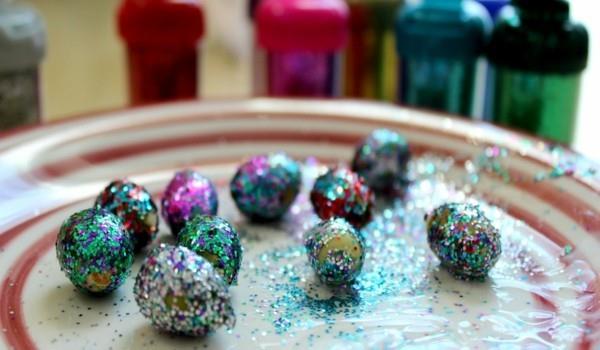 φτιάξτε glitter διακοσμητικά με βελανίδια