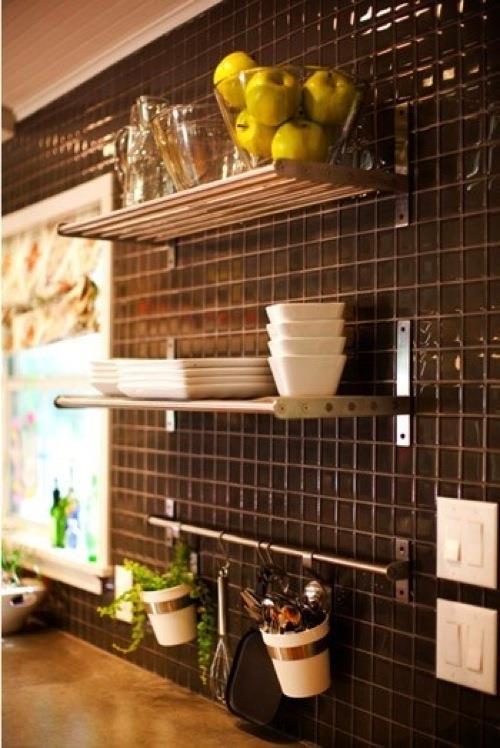 λαμπερός σκούρος κεραμικός καθρέφτης κουζίνας σχεδιάζει ράφια κουζίνας γυαλί