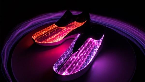 glow sneaker διαφορετικά χρώματα κόκκινο και μοβ